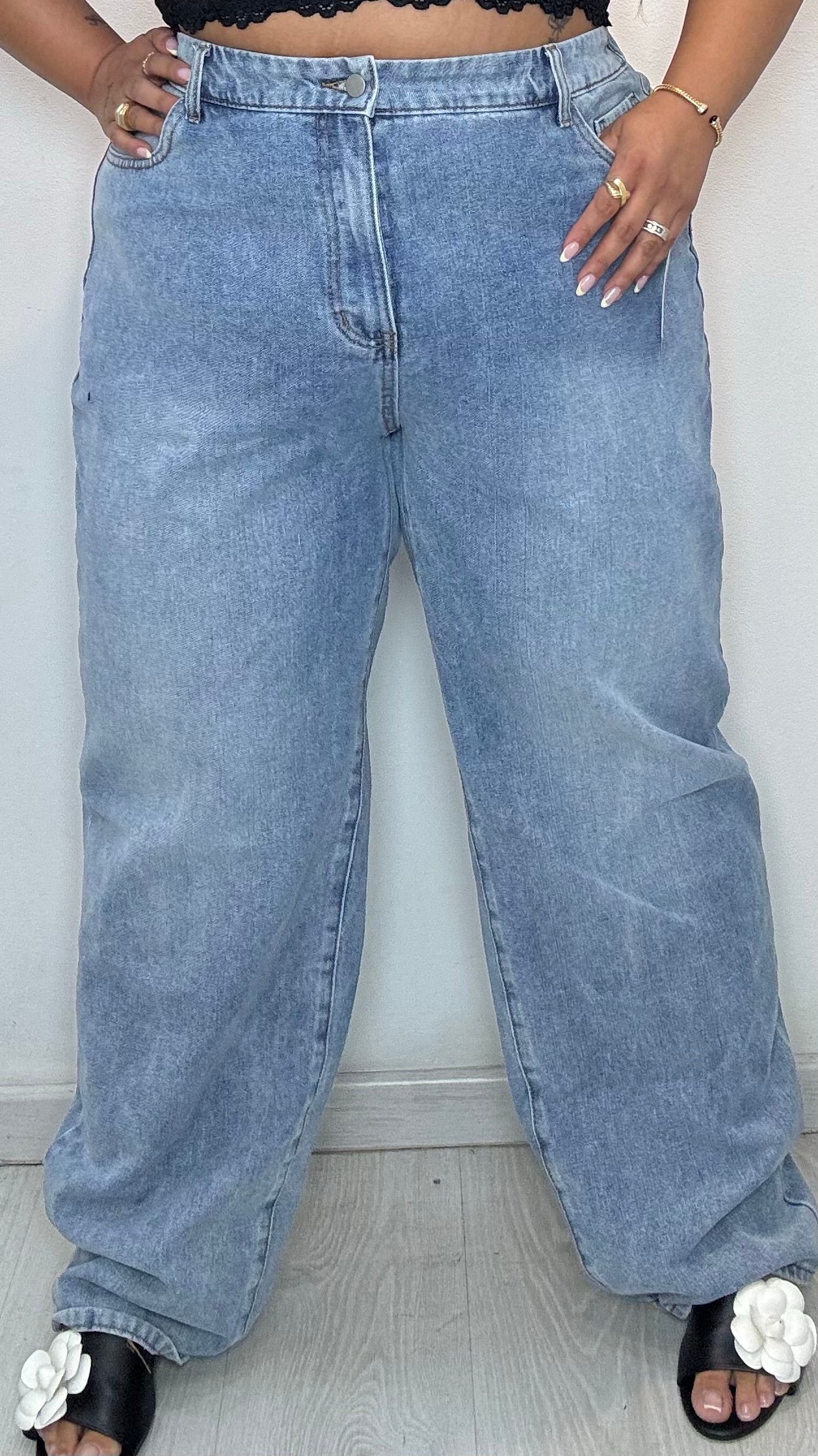 Plus size light wash jeans - Image 2