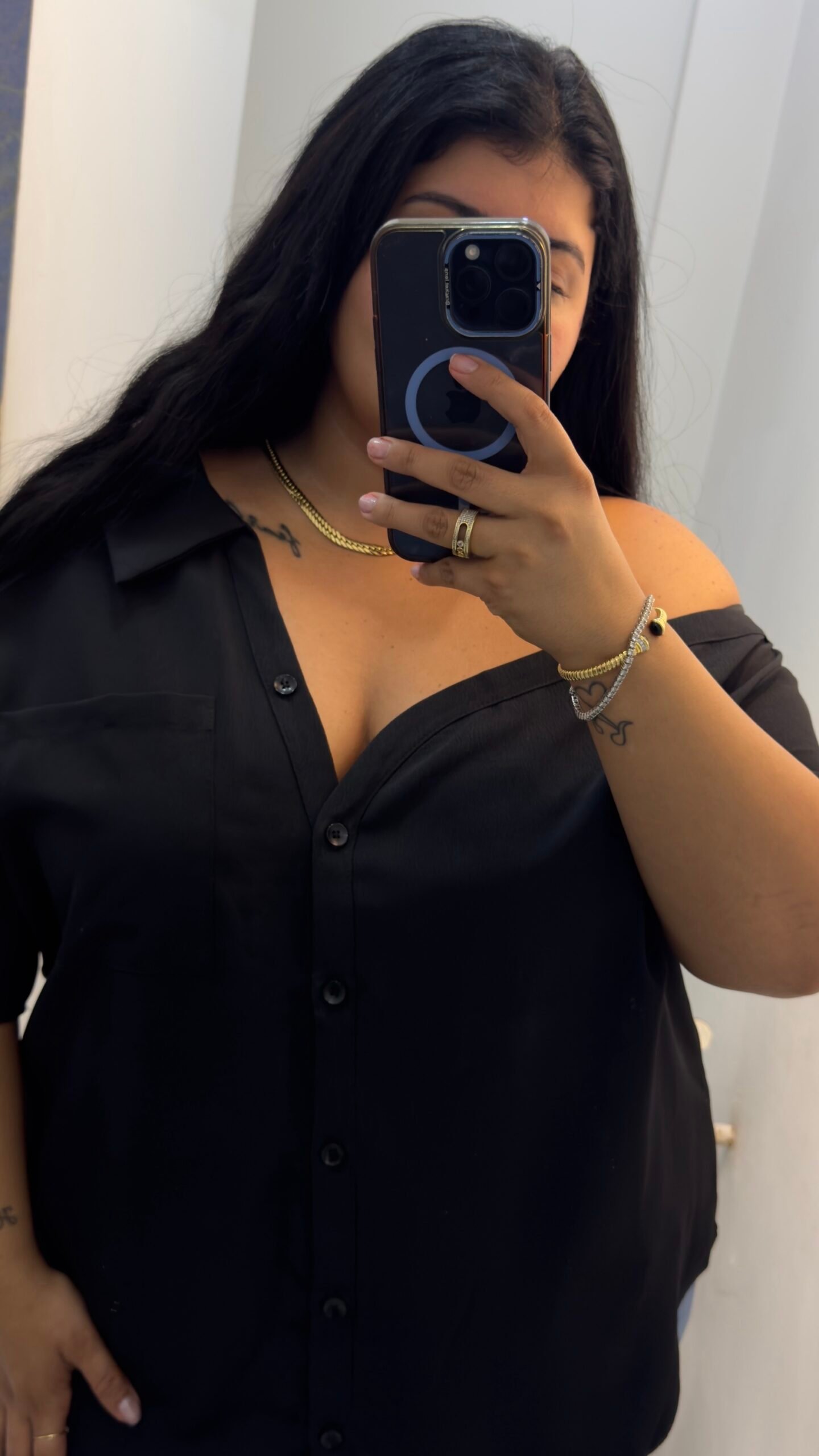 Black shirt off shoulder one side sleeve